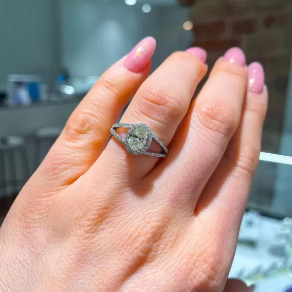 Luxury 1.11 ct Oval Diamond Engagement Ring