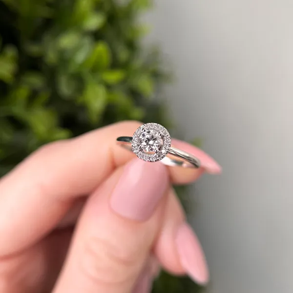 Vanila 0.40 ct Halo Diamond Ring
