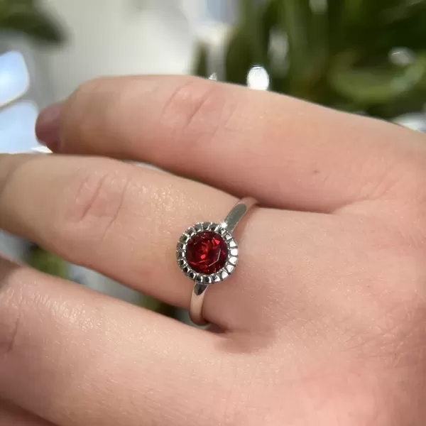 Teodora 0.90 ct Garnet Ring