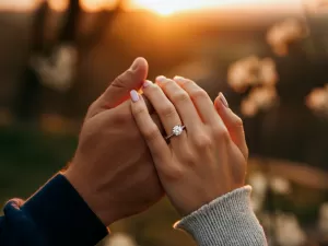 How to Present an Engagement Ring for the Perfect Proposal